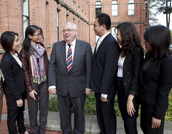 Bộ trưởng Joe Costello gặp gỡ các du học sinh Việt Nam học chương trình thạc sĩ tại Trường Quản trị Kinh doanh Smurfit – Ireland, theo chương trình học bổng IDEAS của Chính phủ Ireland