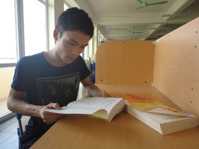 Lê Văn Chiến tại thư viện Trường Đại học Đại Nam.