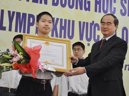 Phó Thủ tướng Nguyễn Thiện Nhân trao bằng khen cho HCV Olympic Toán quốc tế 2012 Đậu Hải Đăng.