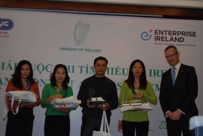 Đại diện cho các trường THPT phát động cuộc thi "Tìm hiểu về đất nước Ireland" lên nhận quà kỷ niệm của chương trình.