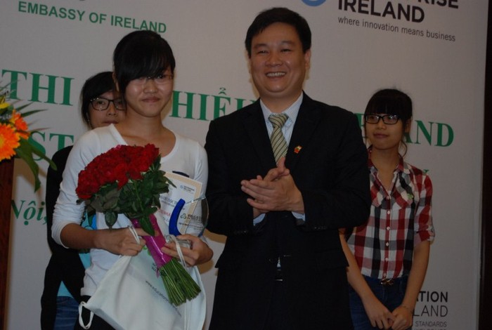 Ông Nguyễn Tiến Bình (TBT Báo Điện tử Giáo dục Việt Nam) trao giải thưởng cho thí sinh đoạt giải ba của cuộc thi.