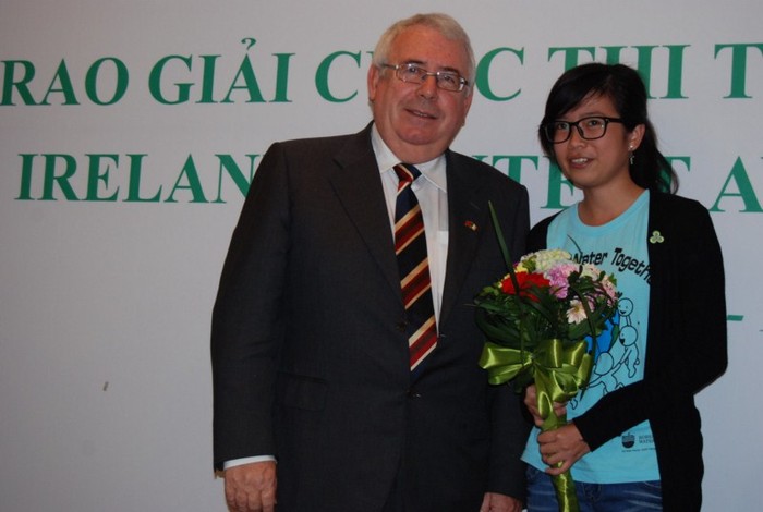 Ngài Joe Costello, Bộ trưởng phụ trách Thương mại và Phát triển Ireland trao giải thưởng cho thí sinh đoạt giải đặc biệt Nguyễn Thị Thùy Dung.