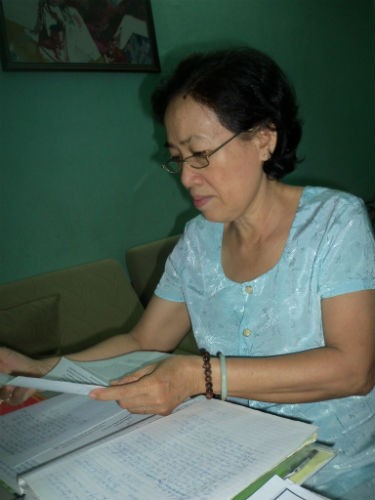 Chị Nguyễn Thị Bích soạn giáo án trước khi lên giảng bài cho lớp học.