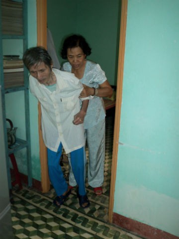 Vừa công tác ở Hội phụ nữ phường Thọ Quang, chị Nguyễn Thị Bích còn phải chăm sóc chồng bị bại liệt từ 17 năm nay.