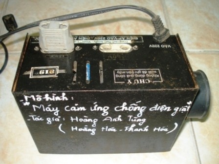 Chiếc máy cảm ứng chống điện giật do Hoàng Anh Tùng sáng chế.