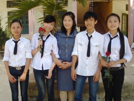 Cô Trần Thị Hà cùng học trò của mình tại Trường THCS Phú Nhuận, huyện Như Thanh (Thanh Hóa).