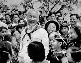 Bác Hồ trò chuyện với học sinh Trường thiếu nhi rẻo cao khu tự trị Việt Bắc,1960