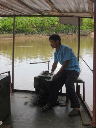 Nhiều năm nay, ông Trần Văn Khương cần mẫn chở đò miễn phí đưa học sinh qua sông để đến trường.