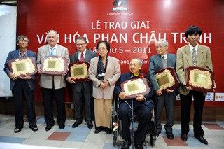 Nguyên Phó chủ tịch nước Nguyễn Thị Bình cùng các nhà nghiên cứu đoạt Giải thưởng Phan Châu Trinh năm 2011.