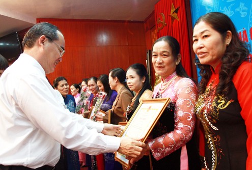 Các cô giáo đang công tác tại vùng khó khăn, biên giới, hải đảo nhận bằng khen do Phó Thủ tướng Nguyễn Thiện Nhân trao.
