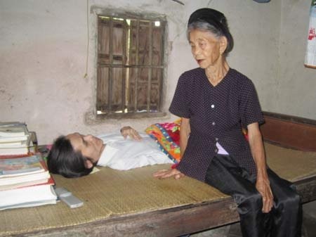Bà Nguyễn Thị Vượng bên cạnh người con tật nguyền