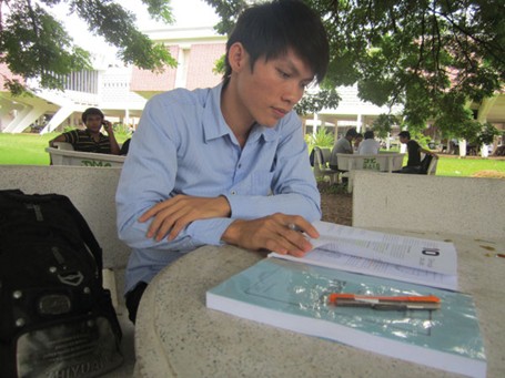 Cậu sinh viên Hak Meng tại Phnom Penh.