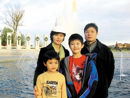 GS Vũ Hà Văn bên hai cậu con trai và vợ.