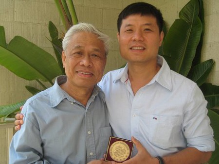 GS Vũ Hà Văn cùng bố là Nhà thơ Vũ Quần Phương