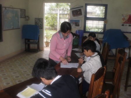 Cô giáo Hà Thị Thanh đang dạy học cho trẻ khiếm thính tại Làng Hy Vọng Vọng (Q.Thanh Khê, TP. Đà Nẵng).
