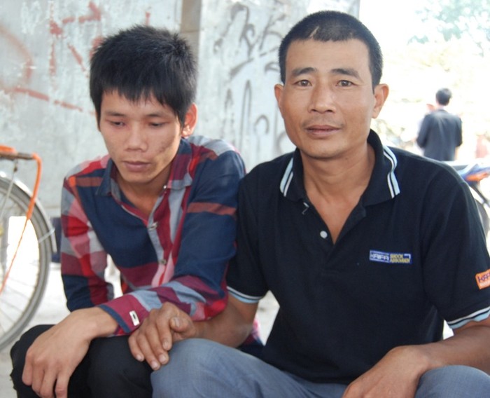 Bố và bạn thân của Thuận lên viện 103 thăm em.