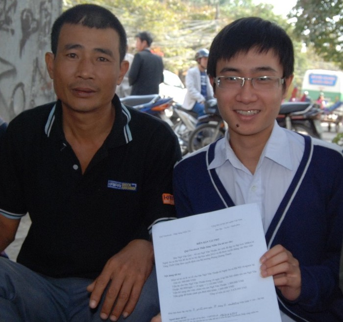SV Nguyễn Trung Dũng đại diện cho Quỹ Thắp sáng trái tim trao số tiền hơn 3 triệu cho ông Ngô Văn Quý