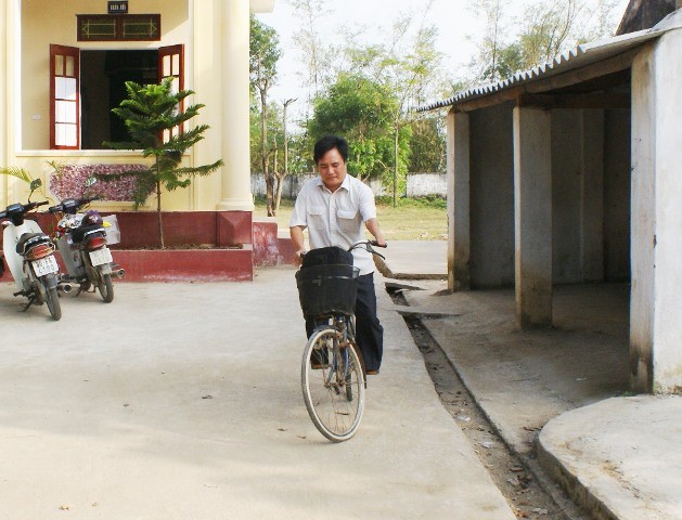 Hàng ngày, thầy Hương đến trường trên chiếc xe đạp để dạy chữ cho học sinh.