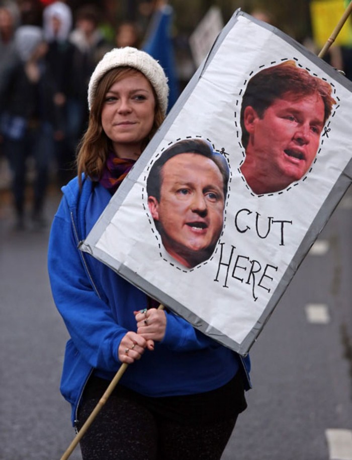 Một sinh viên cầm tấm bảng in khuôn mặt của Thủ tướng David Cameron và Phó Thủ tướng Nick Clegg. >>Hotgirl Khả Ngân, Bảo Trân khiến sao Hàn phải ghen tị >> Miss Cuxi Việt Huê khoe dáng xinh >> HOA KHÔI SINH VIÊN YÊU KIỀU BÊN "NGỰA SẮT" >> Vẻ đẹp căng tràn của Hoa khôi Missteen Diễm Trang >>HOTGIRL LINH HÀN GỢI CẢM ĐÓN GIÓ ĐÔNG >>Những mỹ nhân từng học tại trường "nhà giàu" RMIT >>Miss ĐH Sư phạm Hà Nội diện áo dài cực xinh >> Phát sốt vì 4 nữ giáo viên xinh đẹp >>Midu, Hà Min, Linh Hàn đọ dáng "nóng bỏng"
