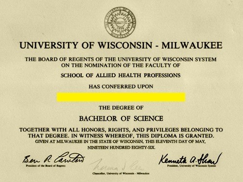 Một ví dụ về văn bằng đại học của Trường Đại học Wisconsin Milwaukee. Bằng này được ghi là “Bachelor of Science” thay vì “The degree of bachelor”.