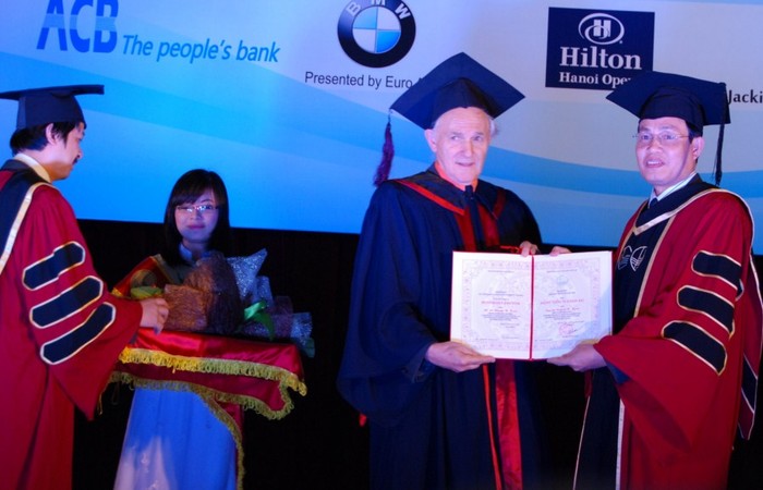 Lãnh đạo ĐH Quốc gia Hà Nội trao bằng Tiến sĩ danh dự tới GS Harold W. Kroto.