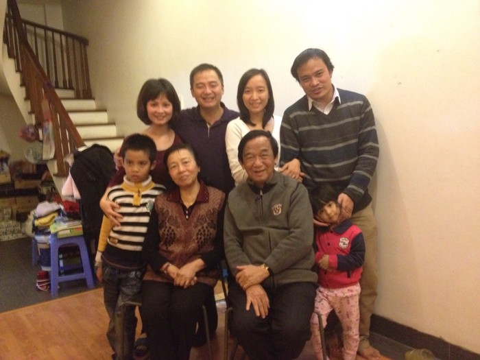 Giáo sư Nguyễn Lân Dũng chụp ảnh cùng gia đình