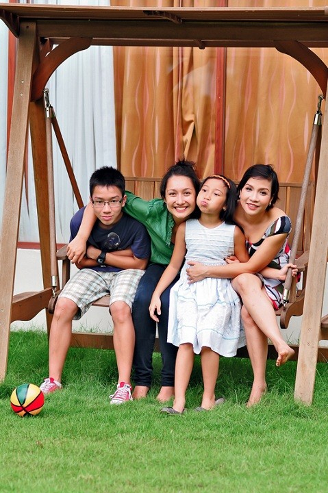 Mỹ Linh và ba con. Anna Trương là con lớn trong gia đình cô.