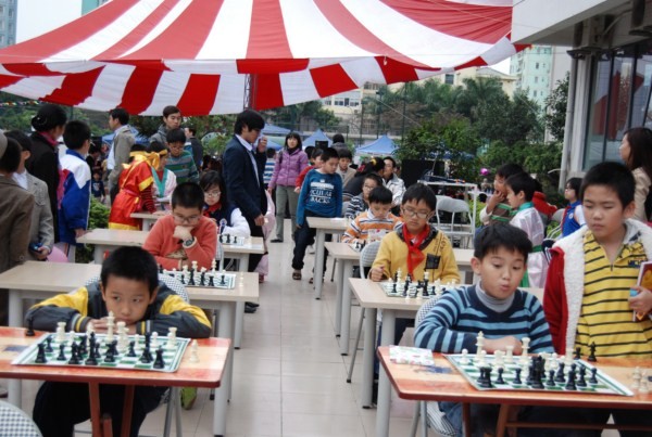 Học sinh Tiểu học Ngôi Sao tranh tài cờ vua.