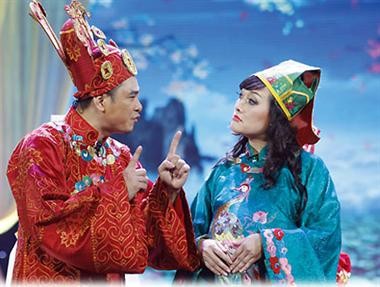 Nghệ sĩ Vân Dung (phải) vào vai Táo Dân sinh, quản lý các vấn đề giáo dục.