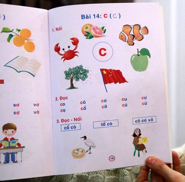 Trang sách dạy các em học chữ C (trong cuốn Bé làm quen với chữ cái) có in lá cờ của Trung Quốc