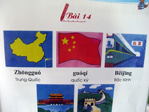 Hình bản đồ in “đường lưỡi bò” vi phạm chủ quyền biển đảo Việt Nam, trong sách Tiếng Hoa dành cho trẻ em do NXB Tổng hợp TP.HCM ấn hành.