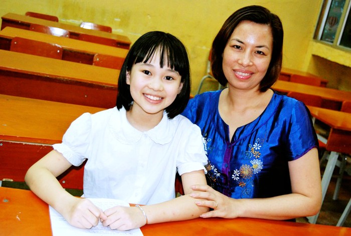 Cô giáo Đặng Nguyệt Anh và học sinh Trương Ánh Dương nhận được lời mời của ông Trần Khang Thụy vào thăm TP. Hồ Chí Minh. (Ảnh Quyên Quyên)