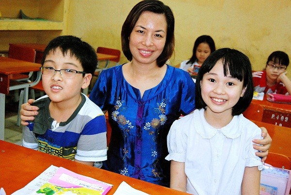 Cô giáo Nguyệt Anh cùng hai học sinh Ánh Dương và Tuyên Hoàng.