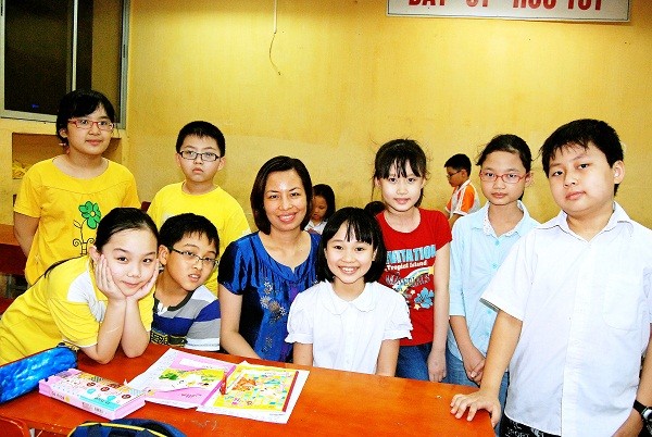 Cô giáo Nguyệt Anh cùng học sinh Câu lạc bộ bồi dưỡng năng khiếu Văn của Lớp 4 Trí Đức