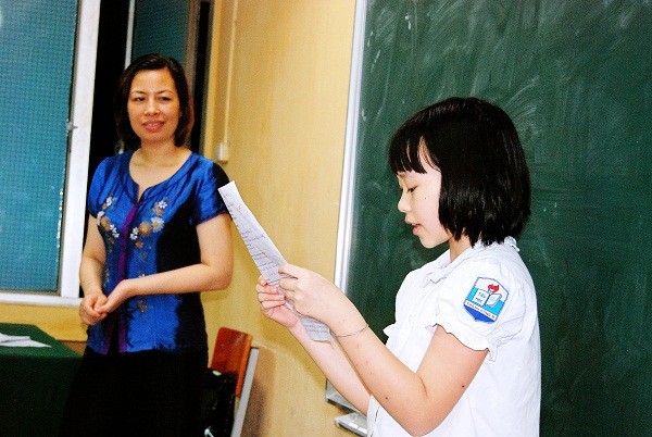 Em Trương Ánh Dương đọc bức thư gửi lãnh đạo Trung Quốc trước lớp. Thư học sinh lớp 4 Việt Nam gửi lãnh đạo Trung Quốc