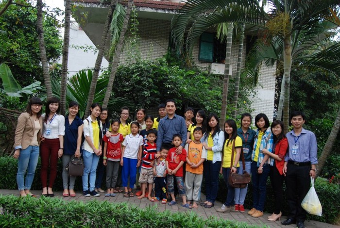 Công ty Tân Thành An chụp ảnh kỷ niệm cùng gia đình tại làng trẻ SOS
