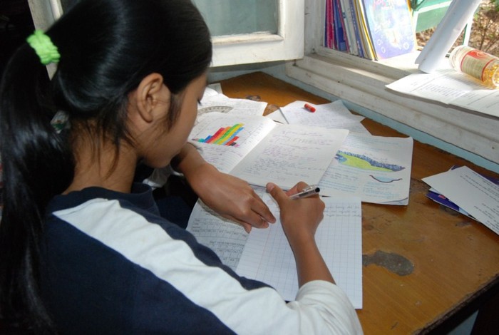 Trẻ em tại SOS chăm chú học bài.