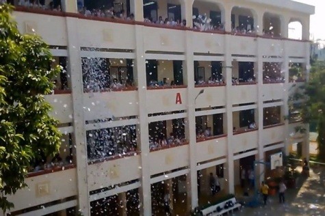 Cảnh ném đề cương môn sử từ trên các tầng lầu dãy nhà A Trường THPT Nguyễn Hiền (ảnh chụp lại từ video clip)