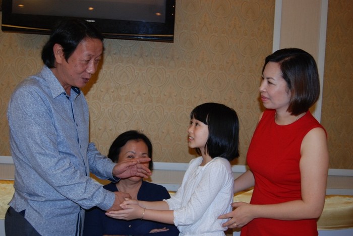 Ông Trần Khang Thụy bày tỏ niềm vui gặp gỡ cùng bé Ánh Dương và cô giáo Nguyệt Anh. Ảnh: Quyên Quyên
