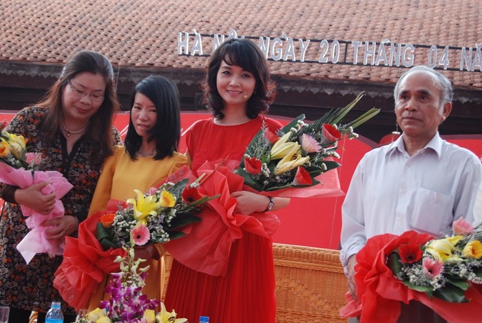 Diễn viên Mai Thu Huyền (áo đỏ) bên cạnh Bích Lan (áo vàng): “Bích Lan là một một tấm gương tuyệt vời về nghị lực sống”. (Ảnh: Quyên Quyên)