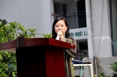 : Cô Nguyễn Thị Vân Trang – Chủ tịch HĐQT, Hiệu phó Nhà trường dặn dò và chúc các thí sinh làm bài thi tốt.