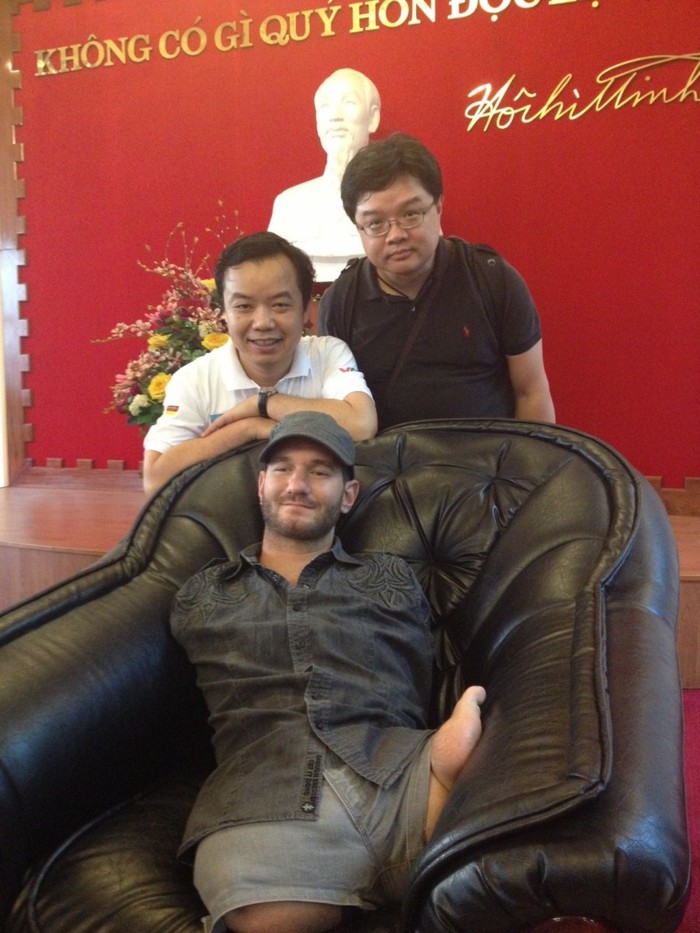 Ông Nguyễn Văn Phước (trái) - giám đốc First News Trí Việt và ông Ignatius Ho - Phó chủ tịch Tổ chức Life without limbs khu vực Châu Á hết sức vui mừng vì Nick Vujicic đã Hạ Cánh an toàn.