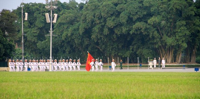 Từ ngày 19-5-2001, thượng cờ, hạ cờ trên Quảng trường Ba Đình trước Lăng Bác đã trở thành một nghi lễ cấp quốc gia được thực hiện đều đặn và trang trọng nhất.