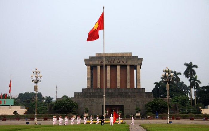 Ý tưởng về một nghi lễ thắp sáng Quốc kỳ trên quảng trường lịch sử này do Bộ Tư lệnh bảo vệ Lăng Chủ tịch Hồ Chí Minh đề xuất và được Chính phủ phê duyệt vào đúng dịp kỷ niệm 111 năm ngày sinh Bác Hồ.