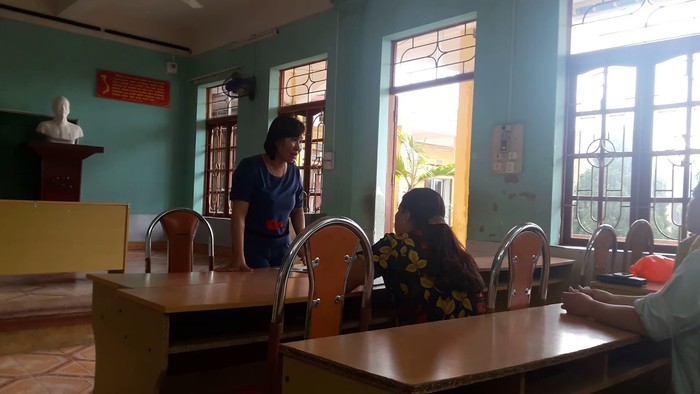 Bà Lê Thị Thu Thủy - Hiệu trưởng Trường tiểu học Đặng Cương trong buổi làm việc với phụ huynh. (Ảnh phụ huynh học sinh cung cấp).