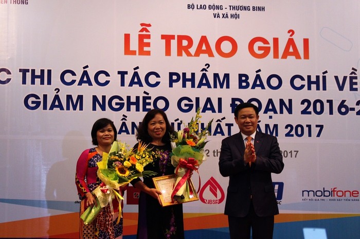 Phó thủ tướng Vương Đình Huệ trao giải cho các tác phẩm đạt giải A (Ảnh: Lại Cường)