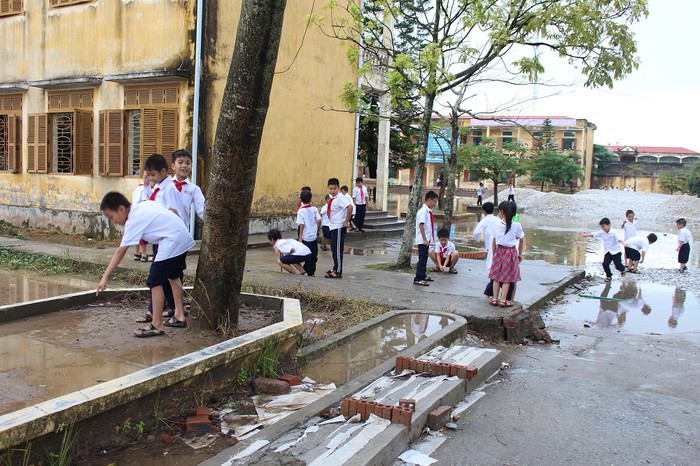 Học sinh trường Tiểu học Hồng Thái trong giờ nghỉ giải lao. (Ảnh: Lại Cường)
