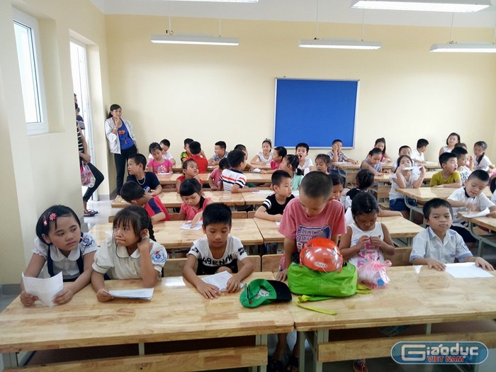 Lớp quá đông, học sinh phải ghép bàn ngồi học (Ảnh: Phụ huynh học sinh cung cấp)
