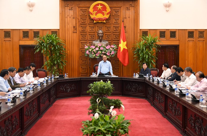 Thủ tướng Nguyễn Xuân Phúc chủ trì cuộc họp về công tác khắc phục hậu quả mưa lũ. (Ảnh: VPCP)