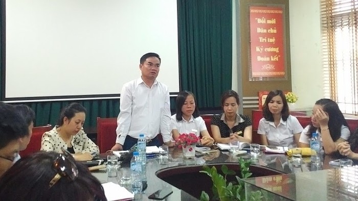 Ông Trần Văn Hà trao đổi thông tin với các phụ huynh và cơ quan báo chí (Ảnh: Lại Cường)
